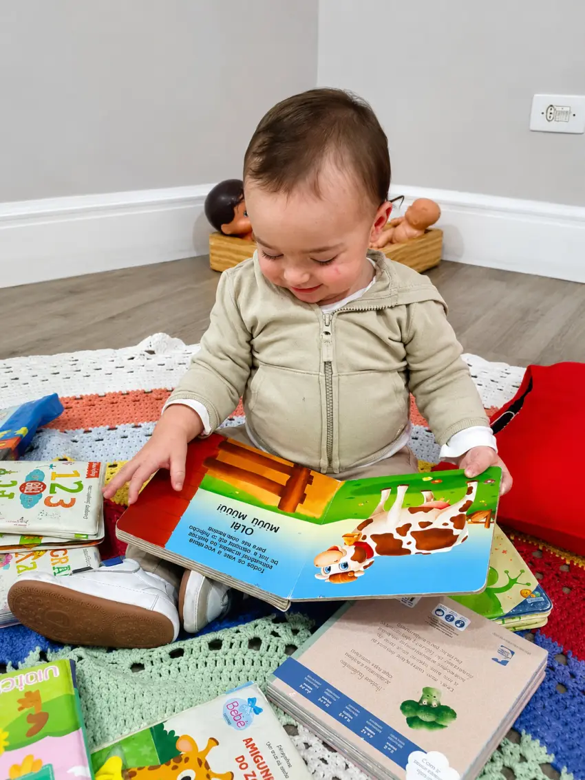 Berçário — bebê explorando livros no Colégio Cordeiro