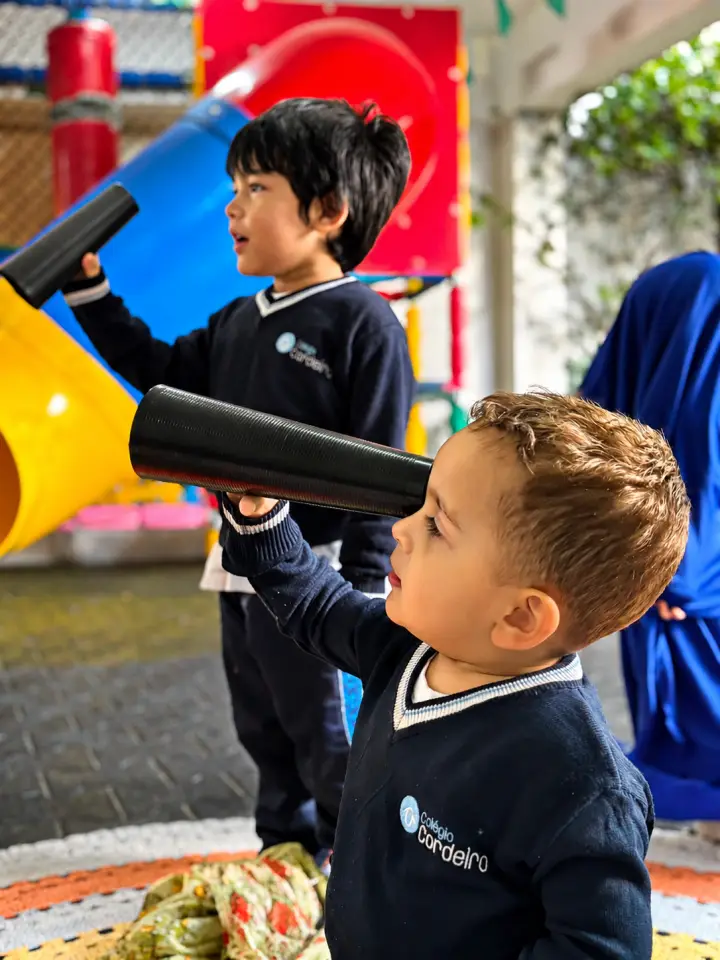 Alunos em atividade ao ar livre no Colégio Cordeiro