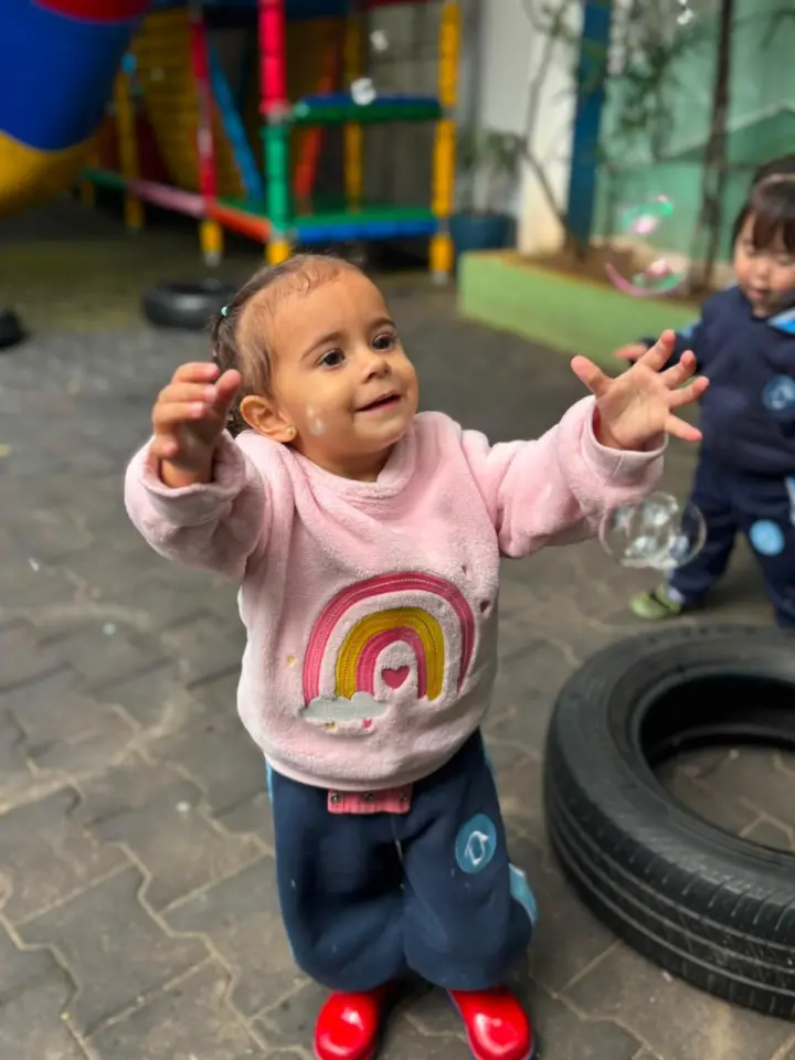 Criança brincando no Colégio Cordeiro